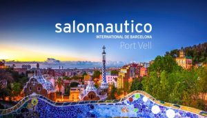 Ein Stadtbild mit der Aufschrift „Salonnautico 2023“ im Hintergrund in Port Vell für die Barcelona Boat Show.