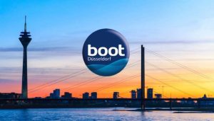 El logotipo de boot 2024 Düsseldorf, con el skyline de la ciudad de fondo, muestra el salón náutico más importante de la feria.