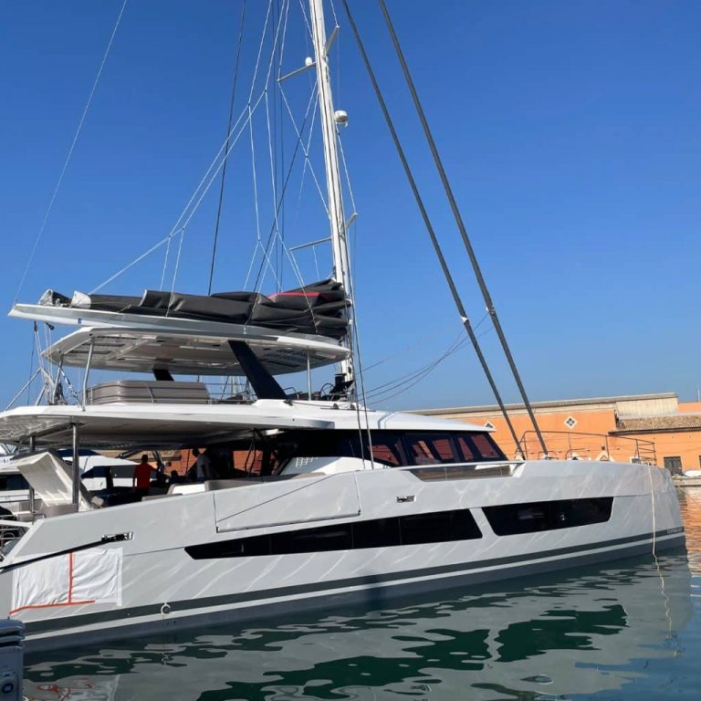 Ein weißer Katamaran liegt für das Cannes Yachting Festival 2023 im Wasser von Port Canto.