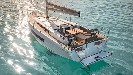 Segelboot auf ruhigem Wasser