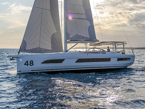 Segelboot mit Nummer 48 fährt.